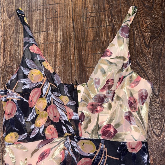 Cinq à Sept Carolee Midi Dress Mixed Floral Twist Front Burnout Size 8 EUC - Picture 3 of 9